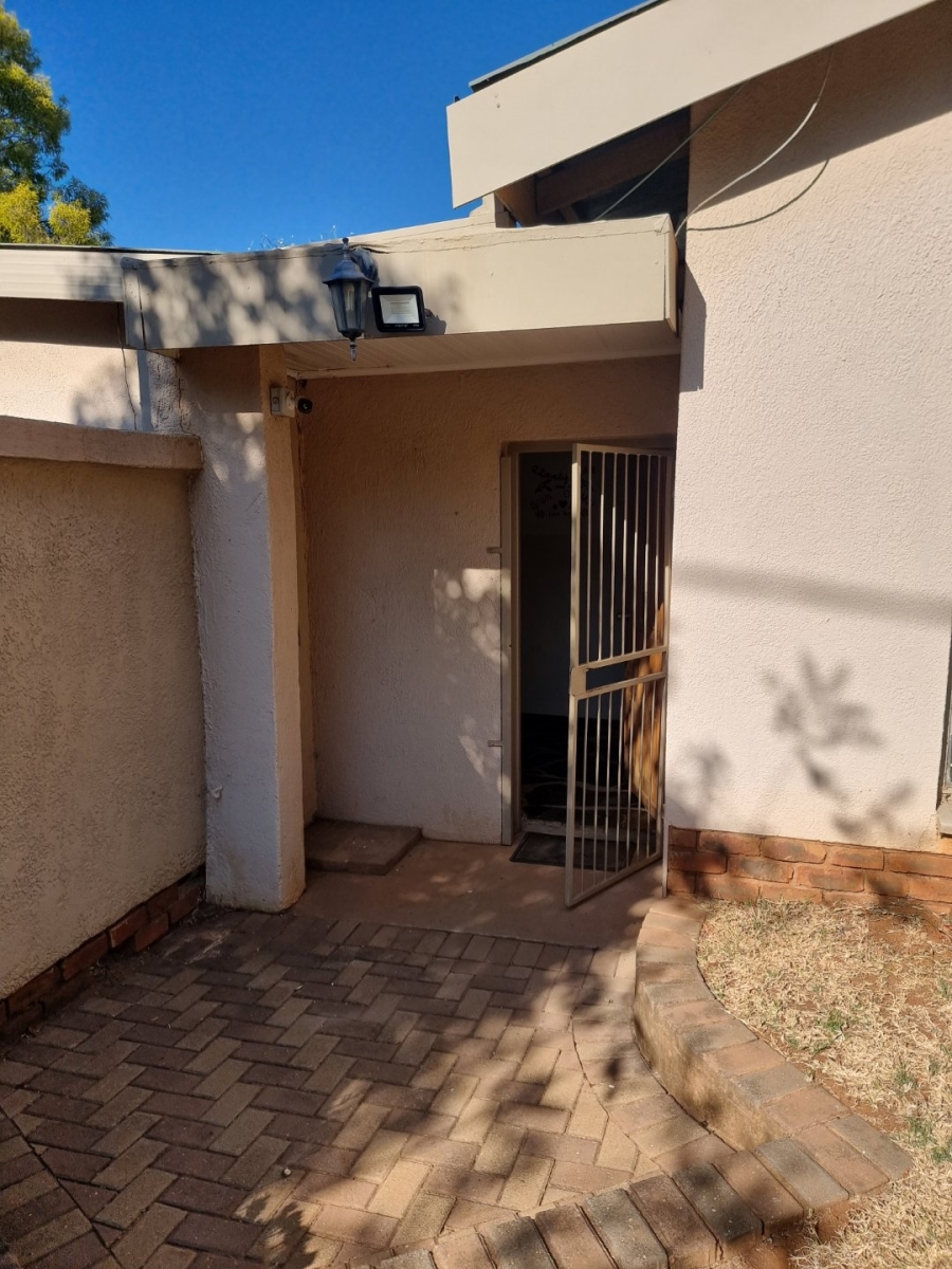 To Let 4 Bedroom Property for Rent in Schoemansville North West